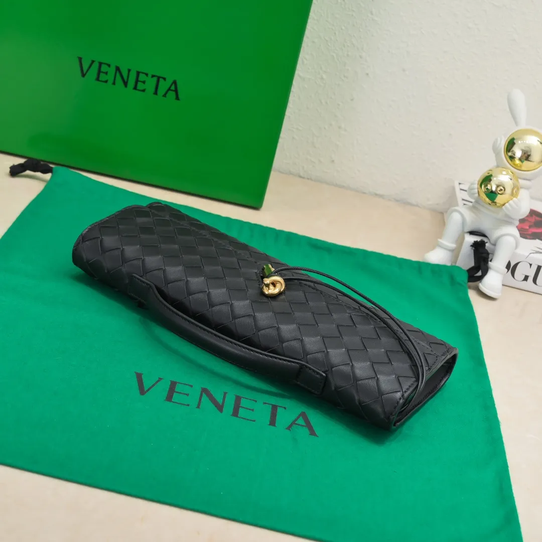 The batch of 1360 BV Andiamo evening handbags has been heavily planted again~ The designer aesthetics in the era of economic downturn are back. I fall in love with it at first sight and can't put it down. It's so beautiful and full of aura. The shape and texture are very competitive. It's light in weight and has sufficient capacity. It's a must-have for fashionistas. It's suitable for many occasions, minimalist, high-end and light luxury. Model No.: 741511 Size: 31*13*3cm